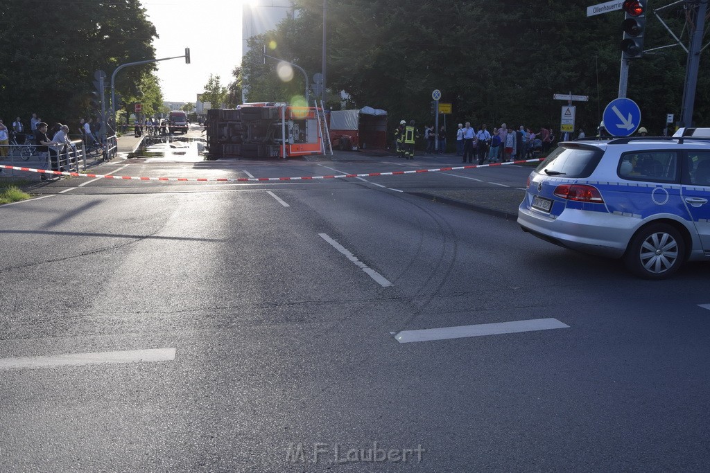 TLF 4 umgestuerzt Koeln Bocklemuend Ollenhauer Ring Militaerringstr P048.JPG - Miklos Laubert